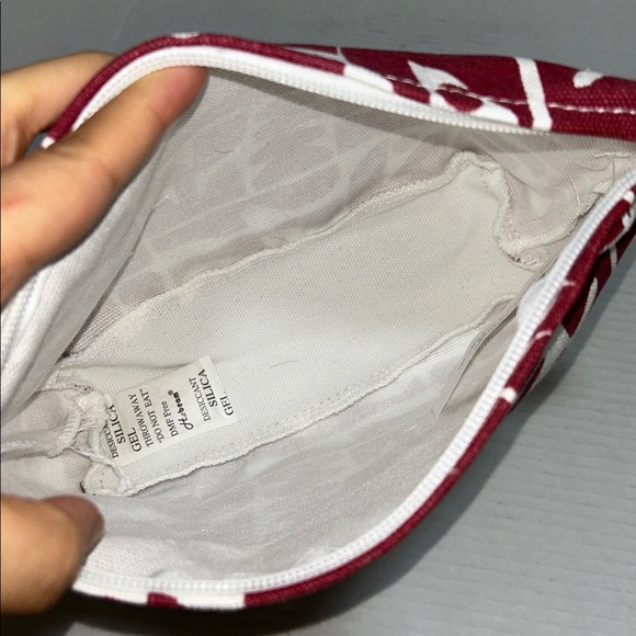 💗NWT Vuori Holiday 25 Pouch Strawberry - Picture 4 of 7